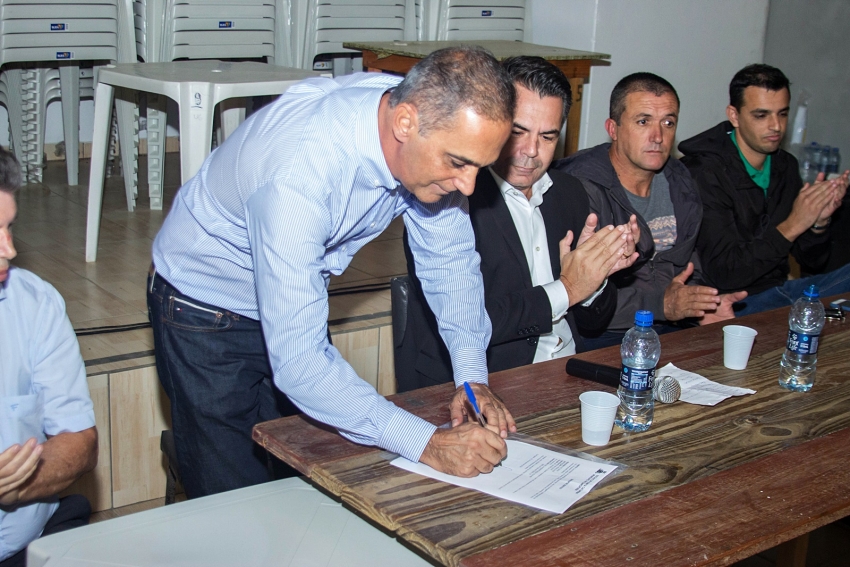 Garopaba: Prefeito em exercício Nilton Raupp assina ordem de serviço de pavimentação no Siriú