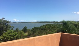 Casa de alto padrão a poucos metros da Lagoa de Ibiraquera