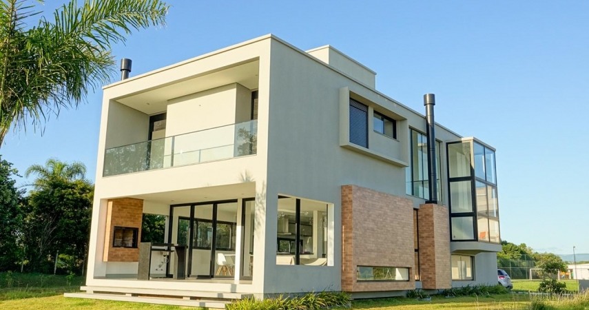 Casa de alto-padrão, 220m², em Condomínio na praia do Rosa