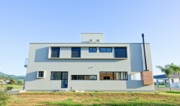 Casa de alto-padrão, 220m², em Condomínio na praia do Rosa